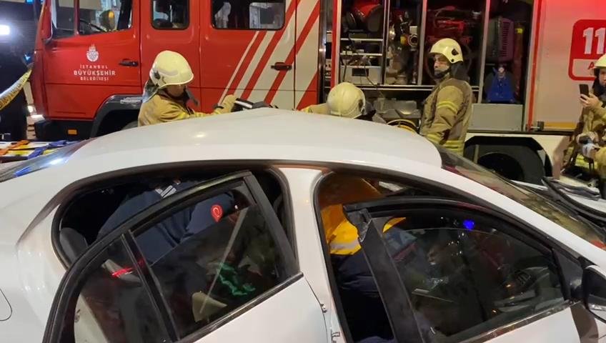 İstanbul'da tramvay ile otomobil çarpıştı: Seferler durdu