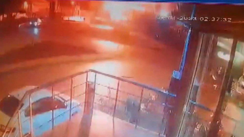 Kauçuk fabrikasında patlama ile başlayan yangın kamerada