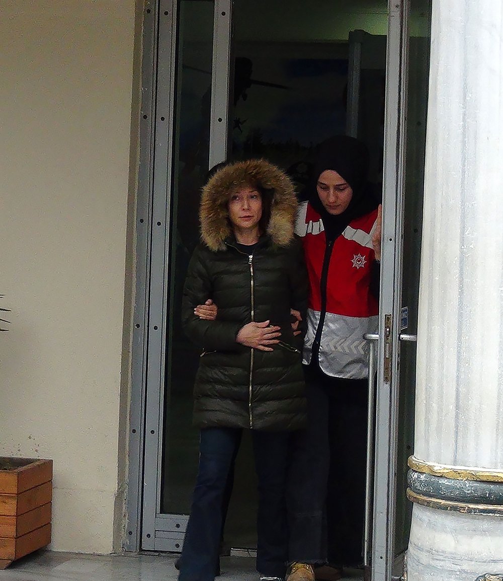 Muhabirle tartışan kadına 'başörtüsüne hakaret'ten gözaltı