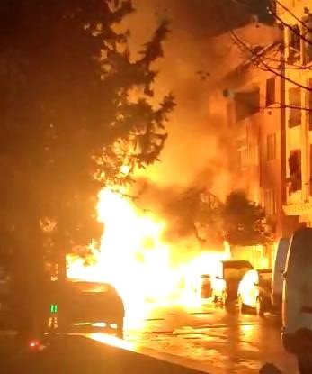 Zeytinburnu'nda doğal gaz patlaması: 3 araç yandı