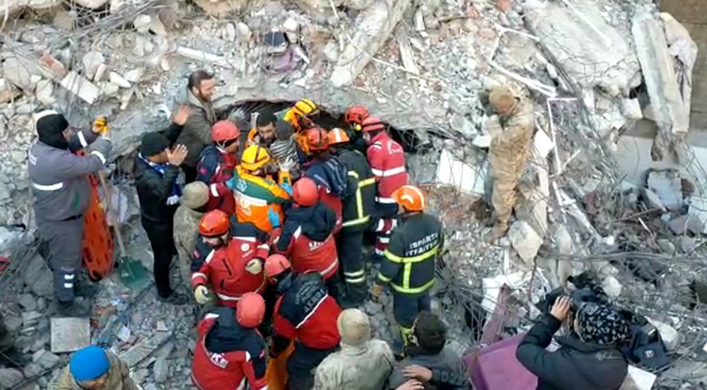 84 saat sonra gelen umut: Bölgeye desteğe giden Isparta Belediyesi ekipleri iki kardeşi kurtardı