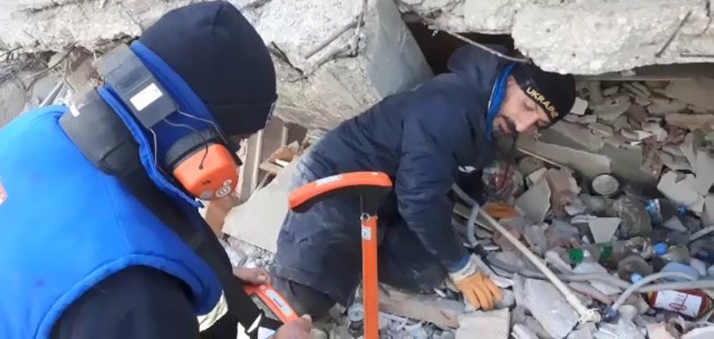 Hatay'da 108'inci saatte anne ve 3 çocuğu enkazdan kurtarıldı