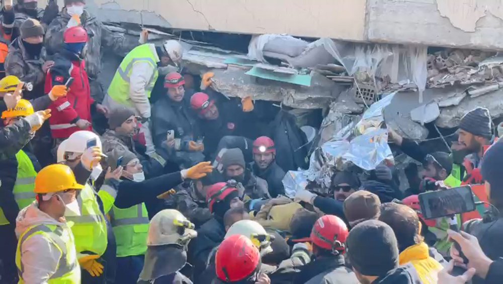 Hatay'da 108'inci saatte anne ve 3 çocuğu enkazdan kurtarıldı