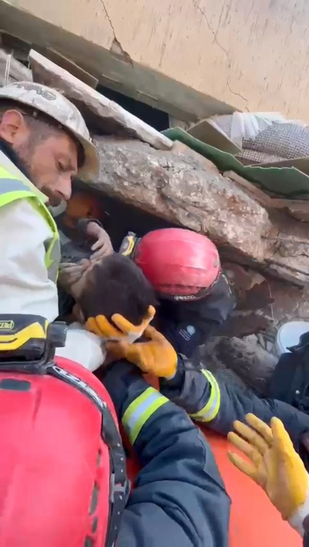 Hatay'da 108'inci saatte anne ve 3 çocuğu enkazdan kurtarıldı