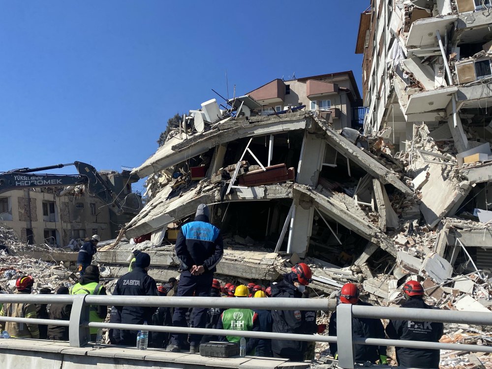 Depremin 12'nci gününde Defne Apartmanı'nda hala umut var: Enkazdan ses ve ısı alındı