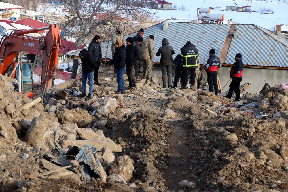 VİDEO | Depremde yıkılan, 1 gün sonra da yangın çıkan evin enkazı kaldırıldı; anne ve kızı bulunamadı