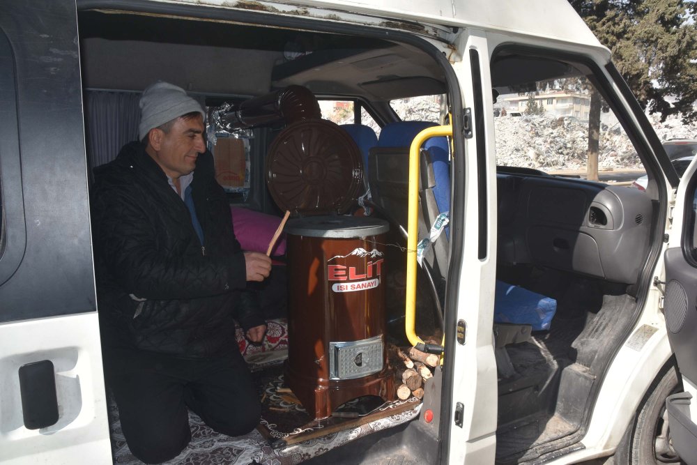 Depremzede aile, soba kurdukları minibüste kalıyor