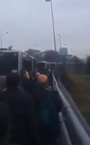 Metrobüs arızası nedeniyle vatandaşlar yürümek zorunda kaldı