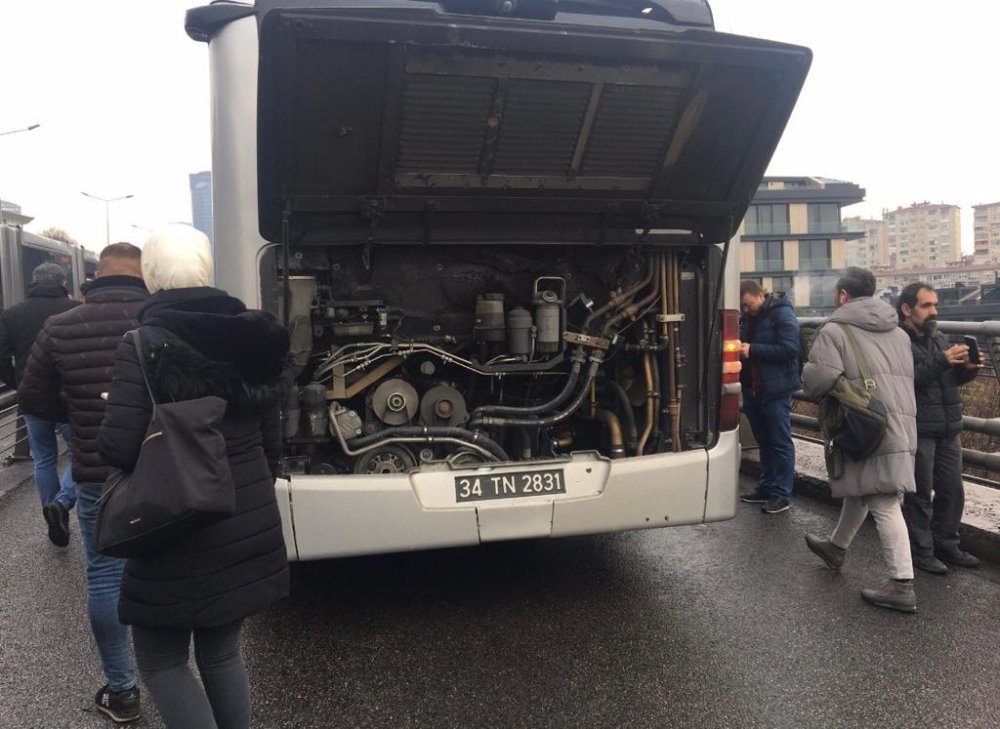 Metrobüs arızası nedeniyle vatandaşlar yürümek zorunda kaldı