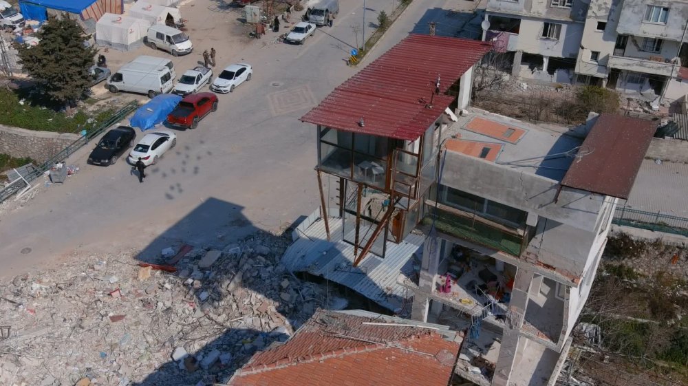 Yarısı çöken binanın üstündeki güvercin evi ayakta kaldı