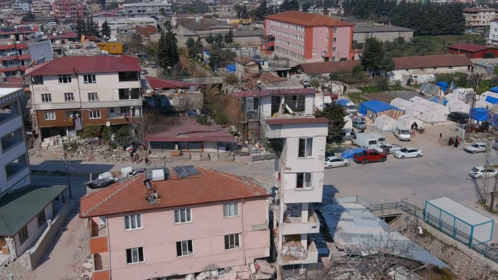 Yarısı çöken binanın üstündeki güvercin evi ayakta kaldı