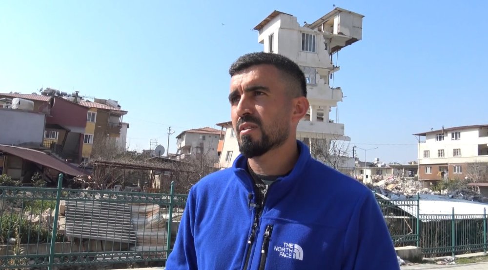 Yarısı çöken binanın üstündeki güvercin evi ayakta kaldı