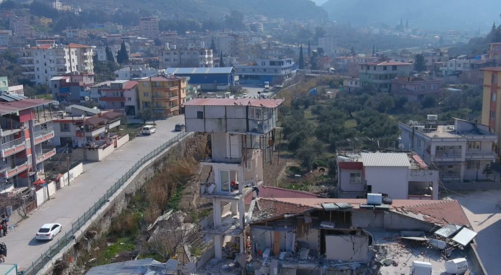 Yarısı çöken binanın üstündeki güvercin evi ayakta kaldı