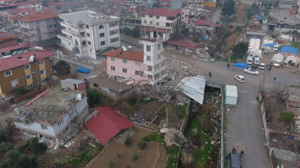 Antakya'da yarısı çöken binanın üstündeki 'güvercin evi' son depremlerle de yıkılmadı