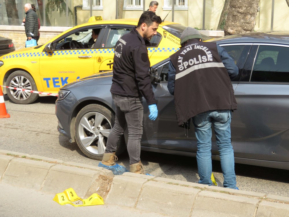 Üsküdar'da trafik ışıklarında otomobile silahlı saldırı