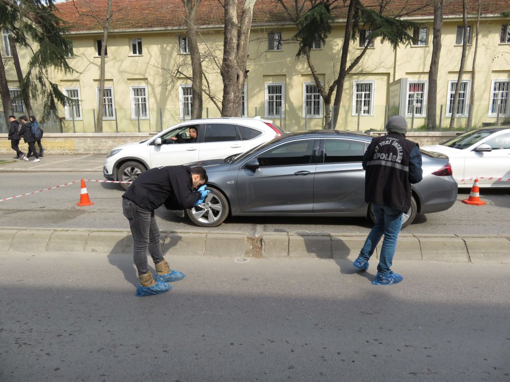 Üsküdar'da trafik ışıklarında otomobile silahlı saldırı