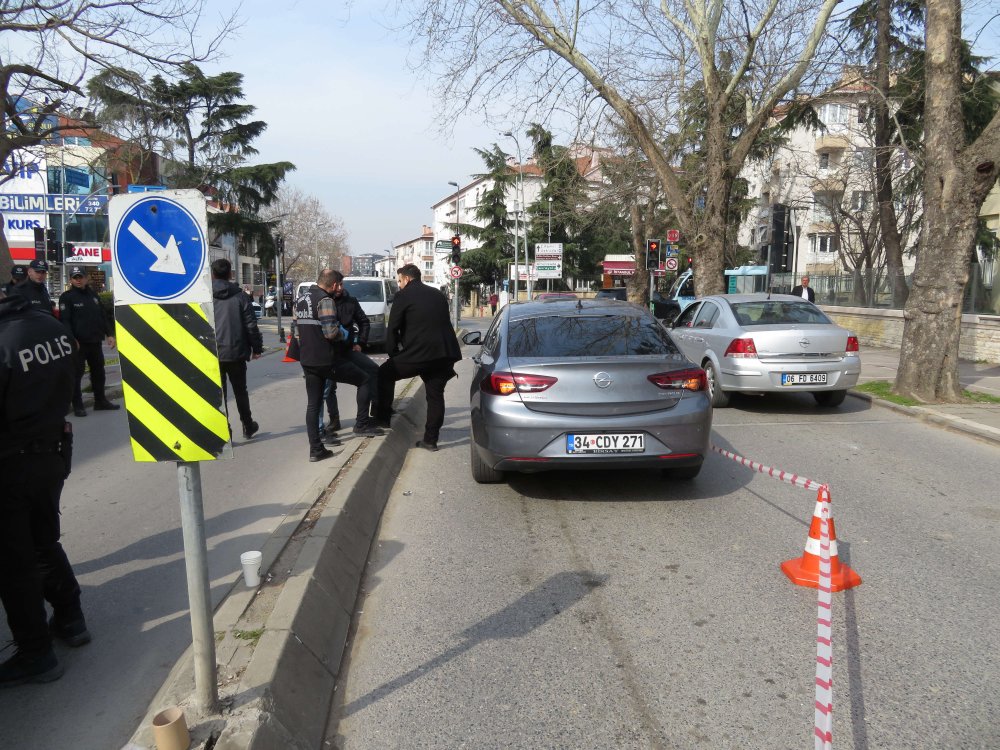 Üsküdar'da trafik ışıklarında otomobile silahlı saldırı