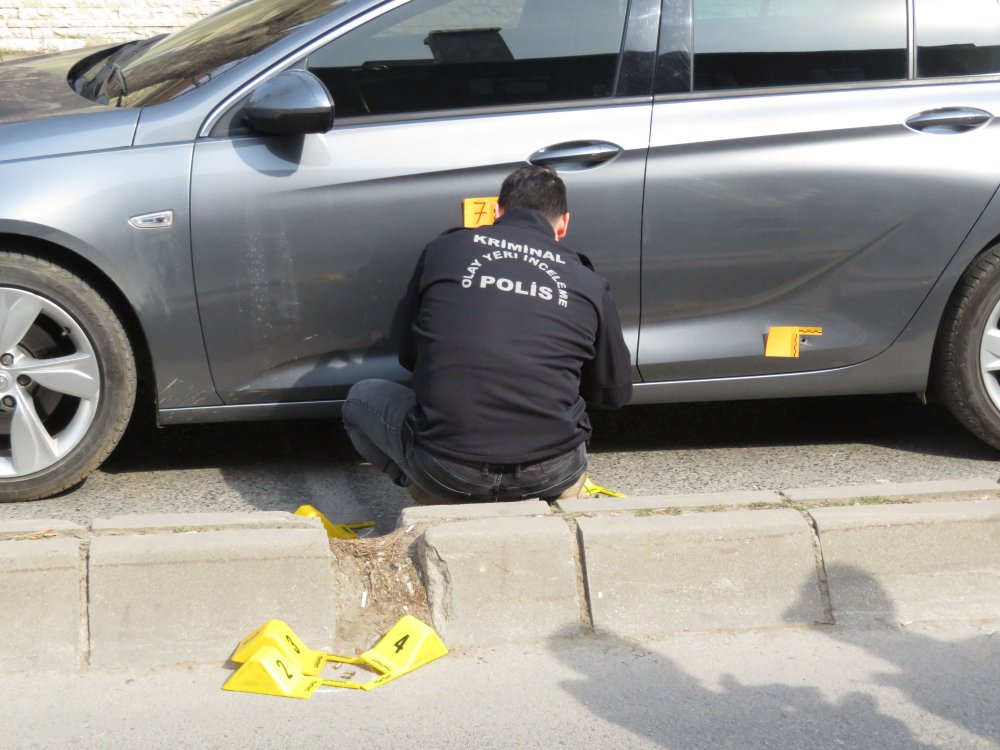 Üsküdar'da trafik ışıklarında otomobile silahlı saldırı