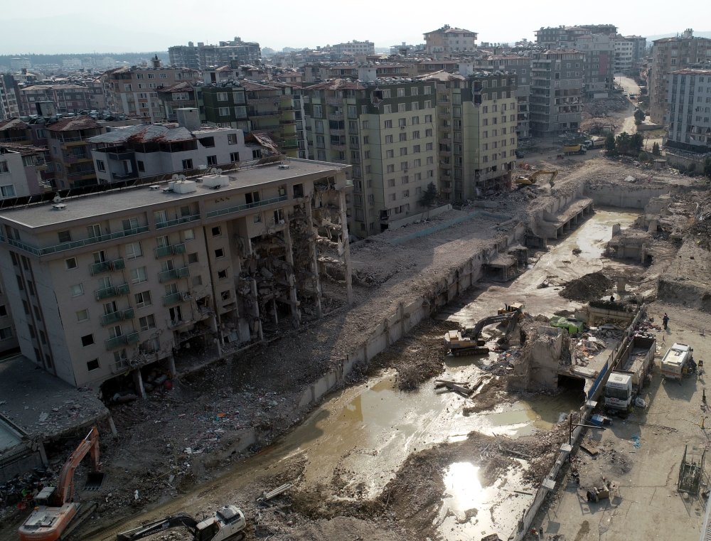 Yüzlerce kişinin can verdiği Rönesans Rezidans'ın enkazı kaldırıldı