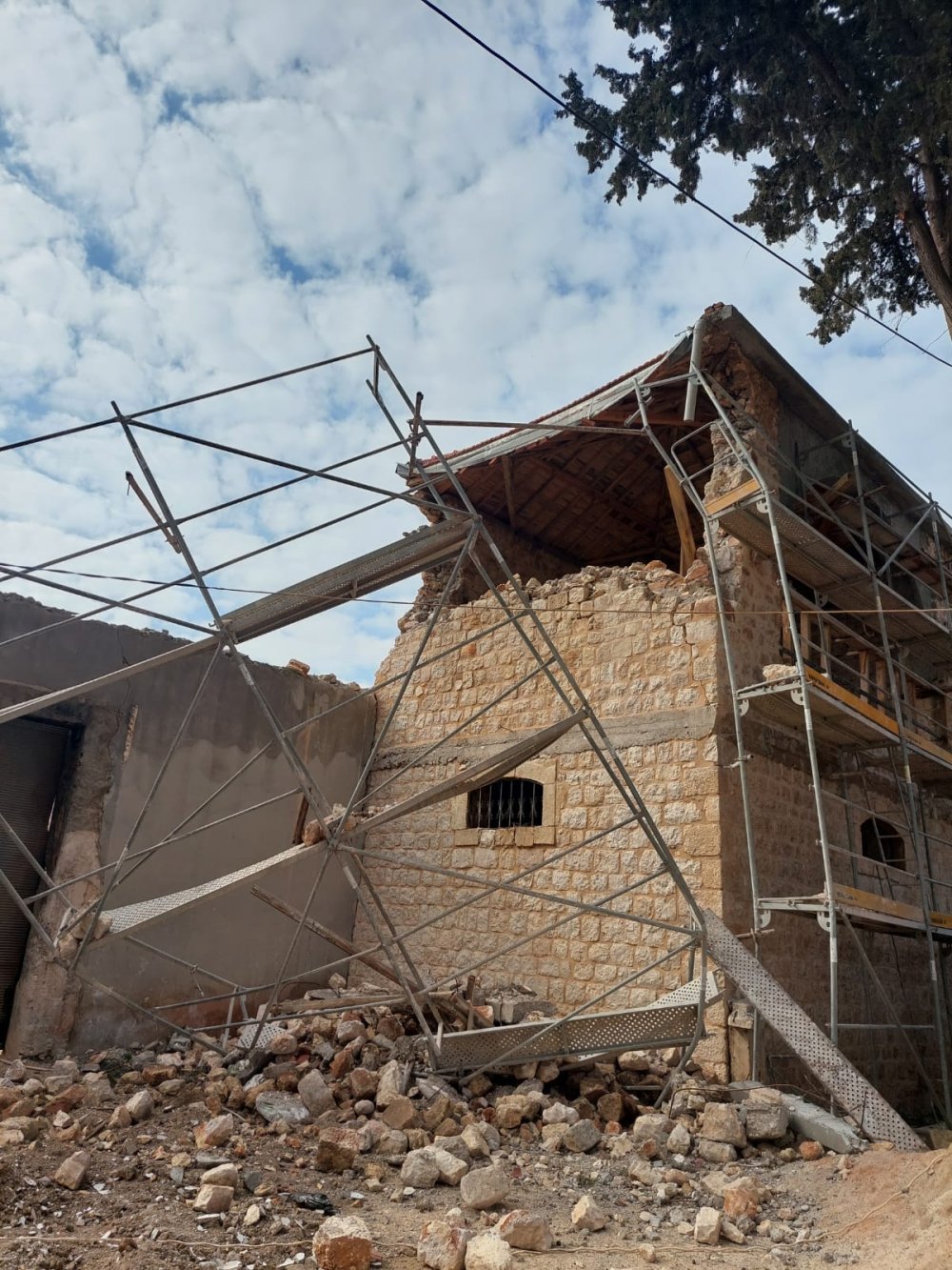 Depremde Kibar Feyzo’nun çekildiği Reyhanlı’daki tarihi konak da hasar aldı