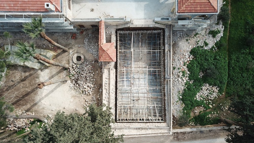 Depremde Kibar Feyzo’nun çekildiği Reyhanlı’daki tarihi konak da hasar aldı