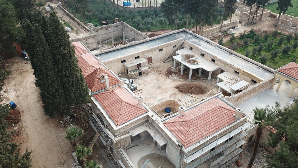 Depremde Kibar Feyzo’nun çekildiği Reyhanlı’daki tarihi konak da hasar aldı