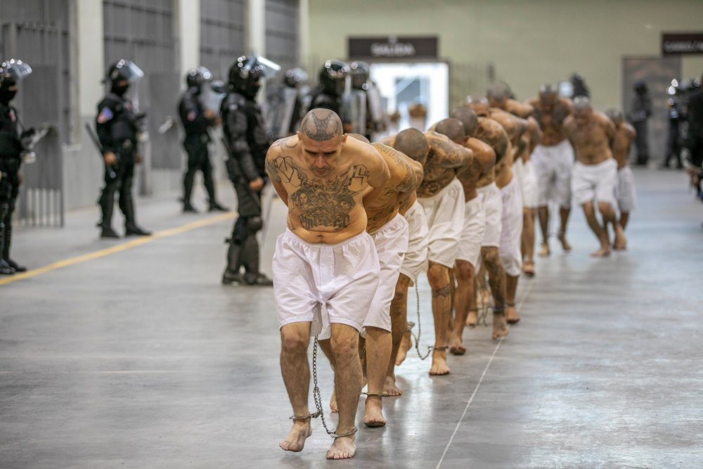 El Salvador’da 2 bin çete üyesi, dev hapishaneye nakledildi