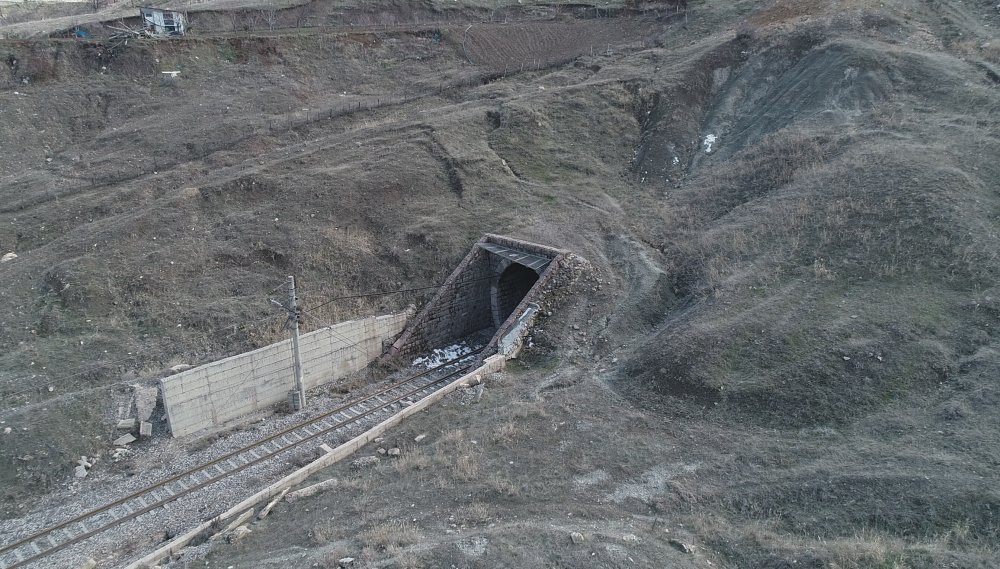 Depremlerde Adıyaman’daki demiryolu tüneli de çöktü