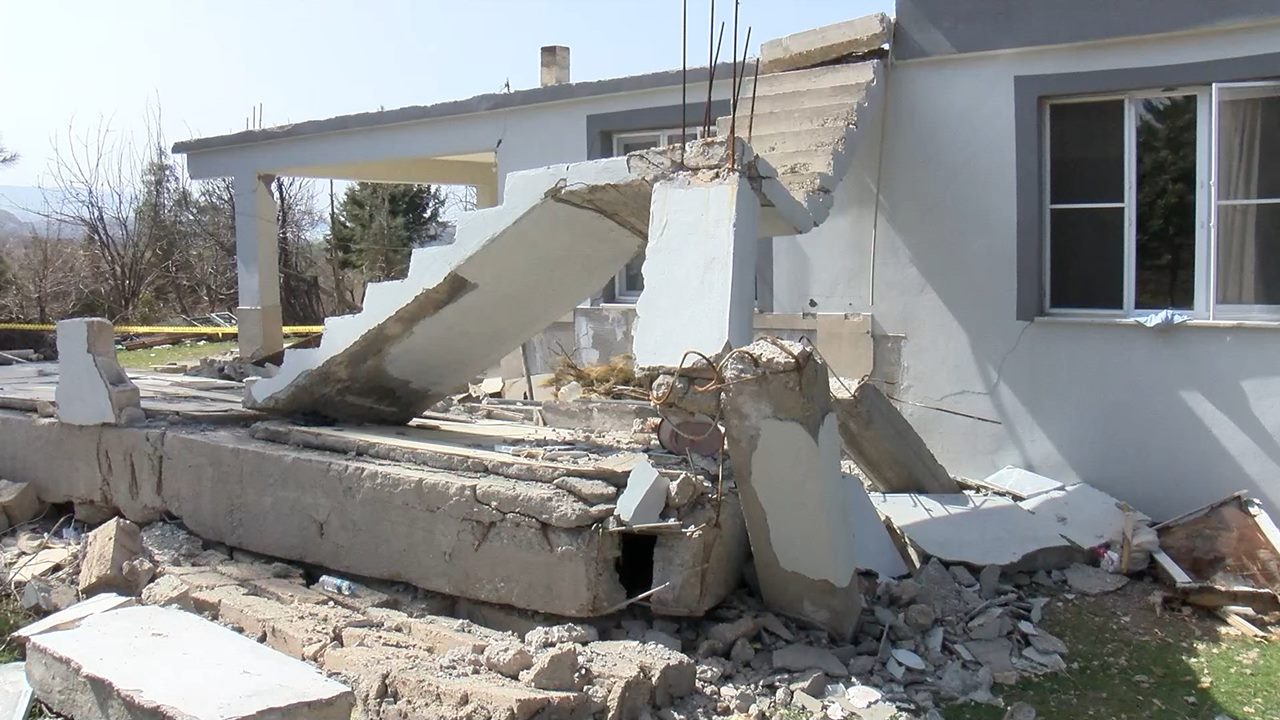 pazarcik-ev-deprem.jpg