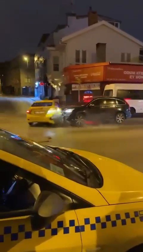 Üsküdar'da taksiyle kaçan kadını durdurmak için dehşet saçtı
