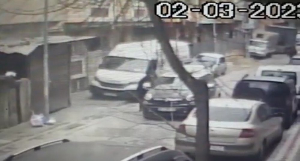 Sultangazi'de otomobilin parçasını çalan kişi ertesi gün aynı otomobilden cep telefonu çaldı