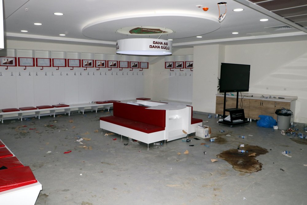 Aydın Toksöz depremden sonra ilk defa stada geldi: 'Atsu’nun gol attığı noktada sarı bir duba duruyor. Onu görünce içim yandı'