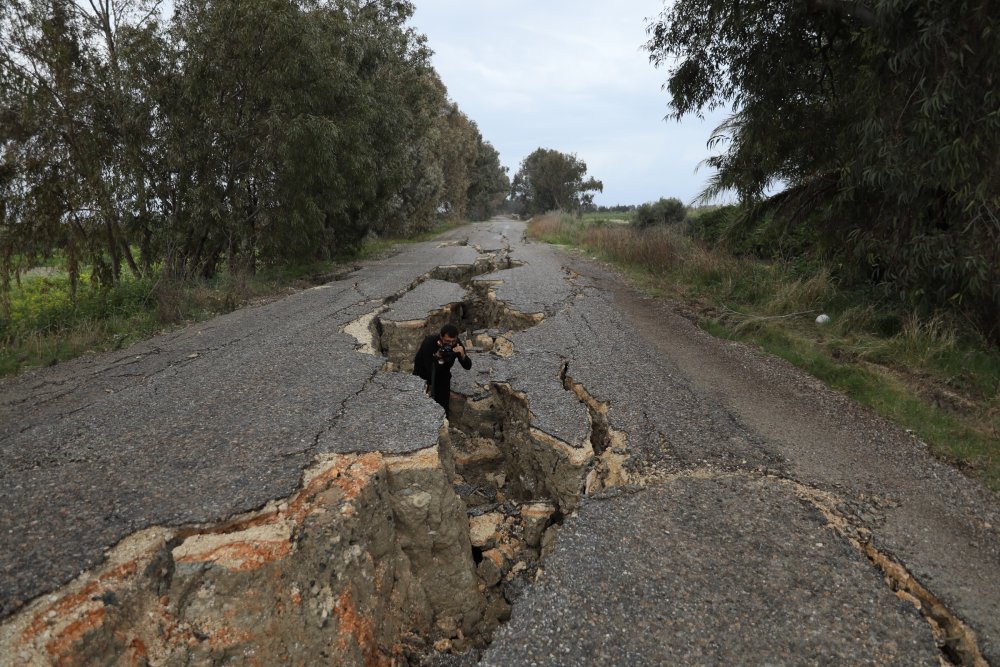 İşte o görüntüler... Bir insanın girebileceği yoldaki yarıklar...
