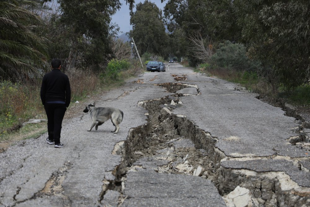 İşte o görüntüler... Bir insanın girebileceği yoldaki yarıklar...