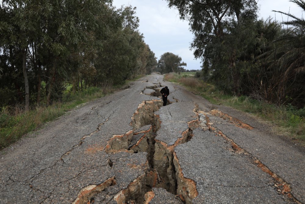 İşte o görüntüler... Bir insanın girebileceği yoldaki yarıklar...