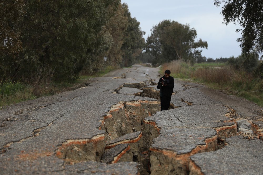 İşte o görüntüler... Bir insanın girebileceği yoldaki yarıklar...