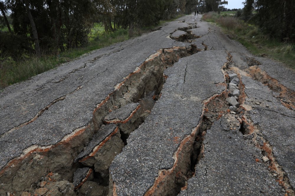 İşte o görüntüler... Bir insanın girebileceği yoldaki yarıklar...