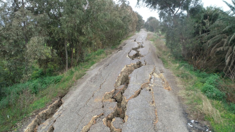 İşte o görüntüler... Bir insanın girebileceği yoldaki yarıklar...