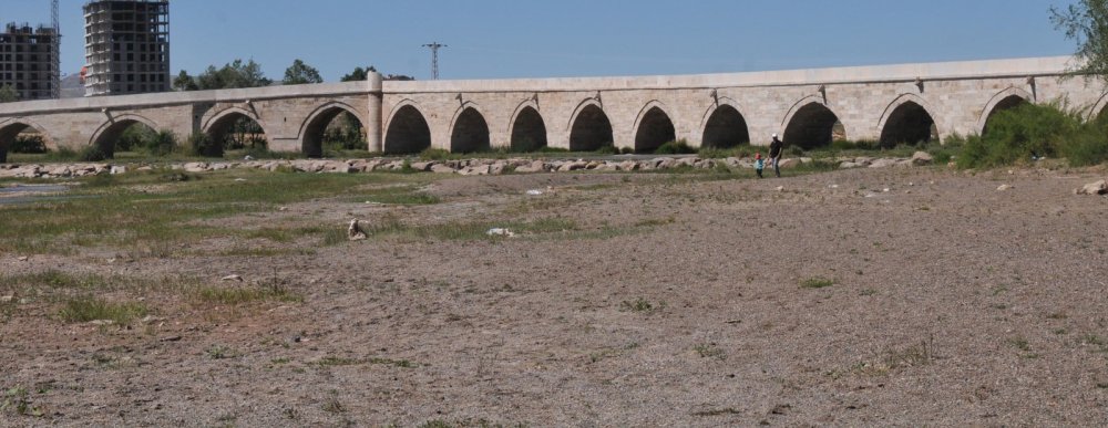 Yağışlar arttı; tarihi Eğri Köprü'nün 18 gözünden de yıllar sonra su aktı