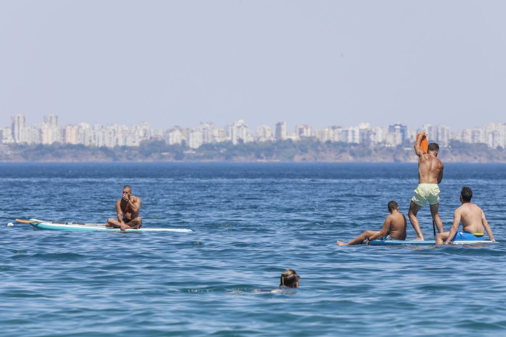 Antalya'da hava sıcaklığı 44 dereceyi buldu, sahiller doldu