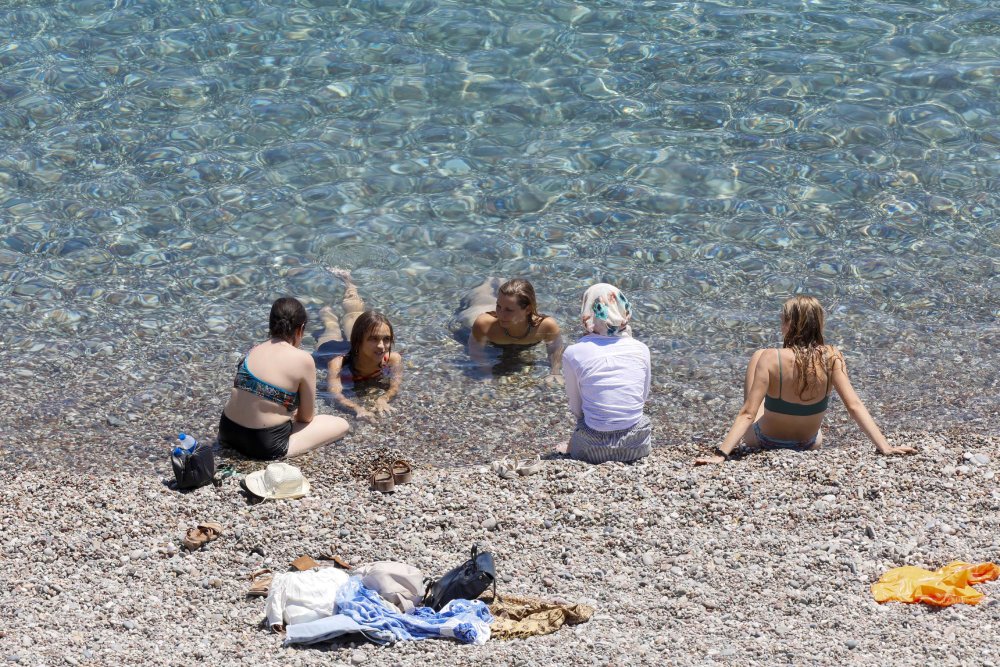 Antalya'da hava sıcaklığı 44 dereceyi buldu, sahiller doldu