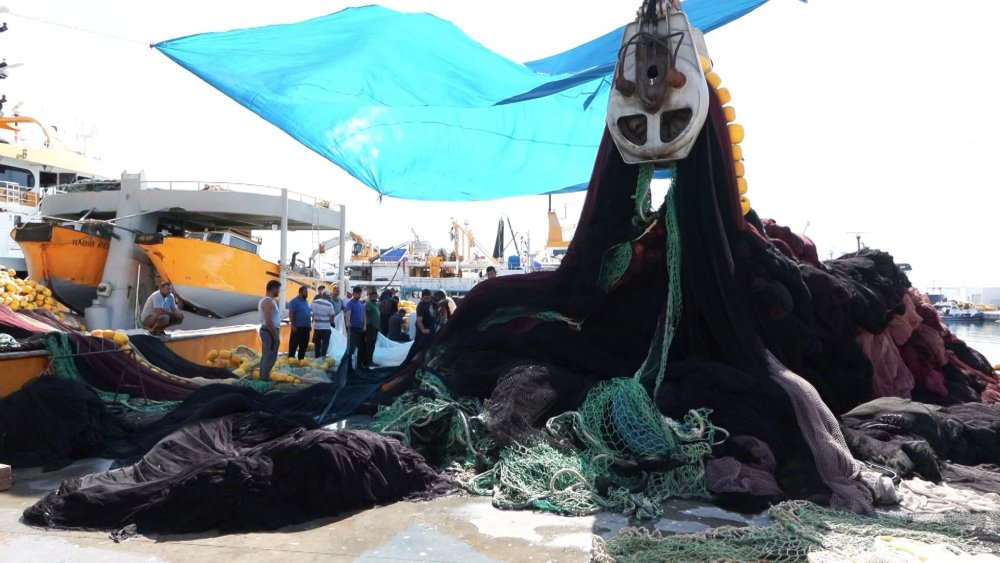 Halde hamsi tartışması: Halde 20, tezgahta 100 lira... Balıkçılar denize açılmadı