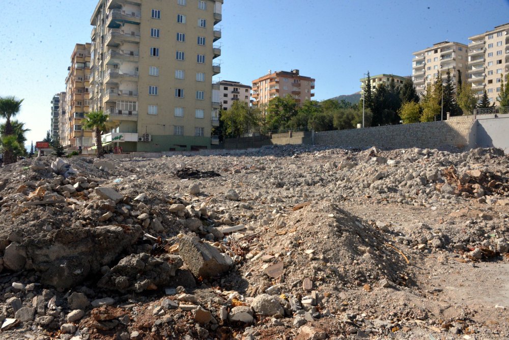 Depremde yıkılan Ezgi Apartmanı aileleri enkazda bir araya gelerek adalet istedi