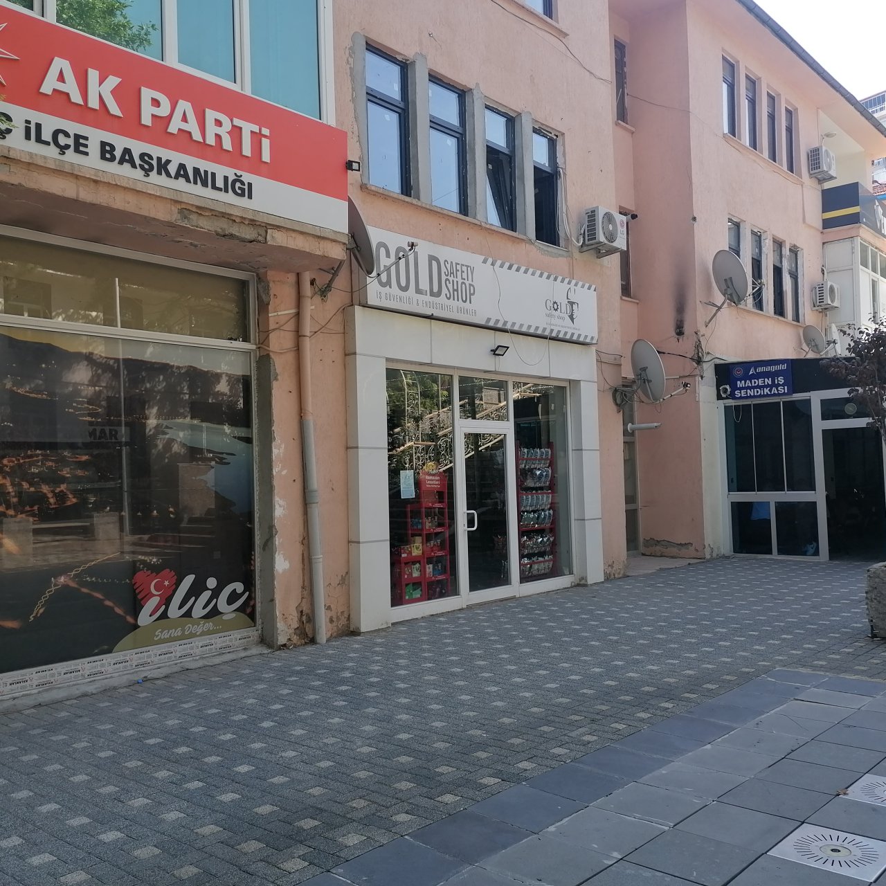 ak-parti-ilce-baskanligi-gold-safety-shop-anagold-maden-is-sendikasi-yan-yana.jpg