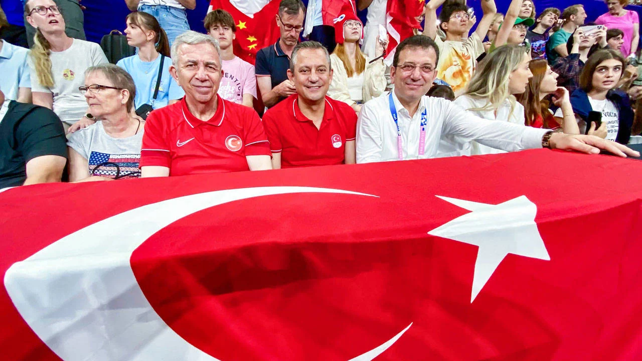 ozgur-ozel-ekrem-imamoglu-ve-mansur-yavas-paris-2024-te-a-milli-kadin-voleybol-takimi-ni-izledi.webp