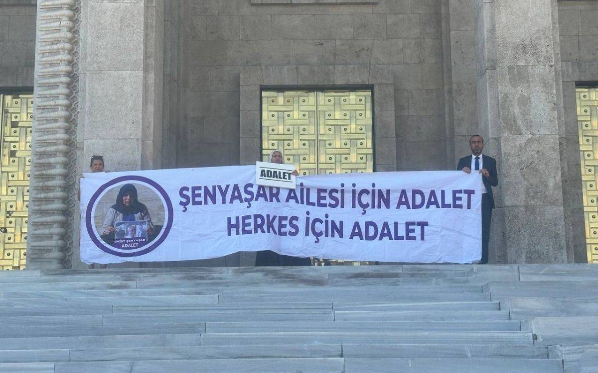 senyasar-ailesi-adalet-pankartiyla-meclis-baskanligi-onunde.jpg