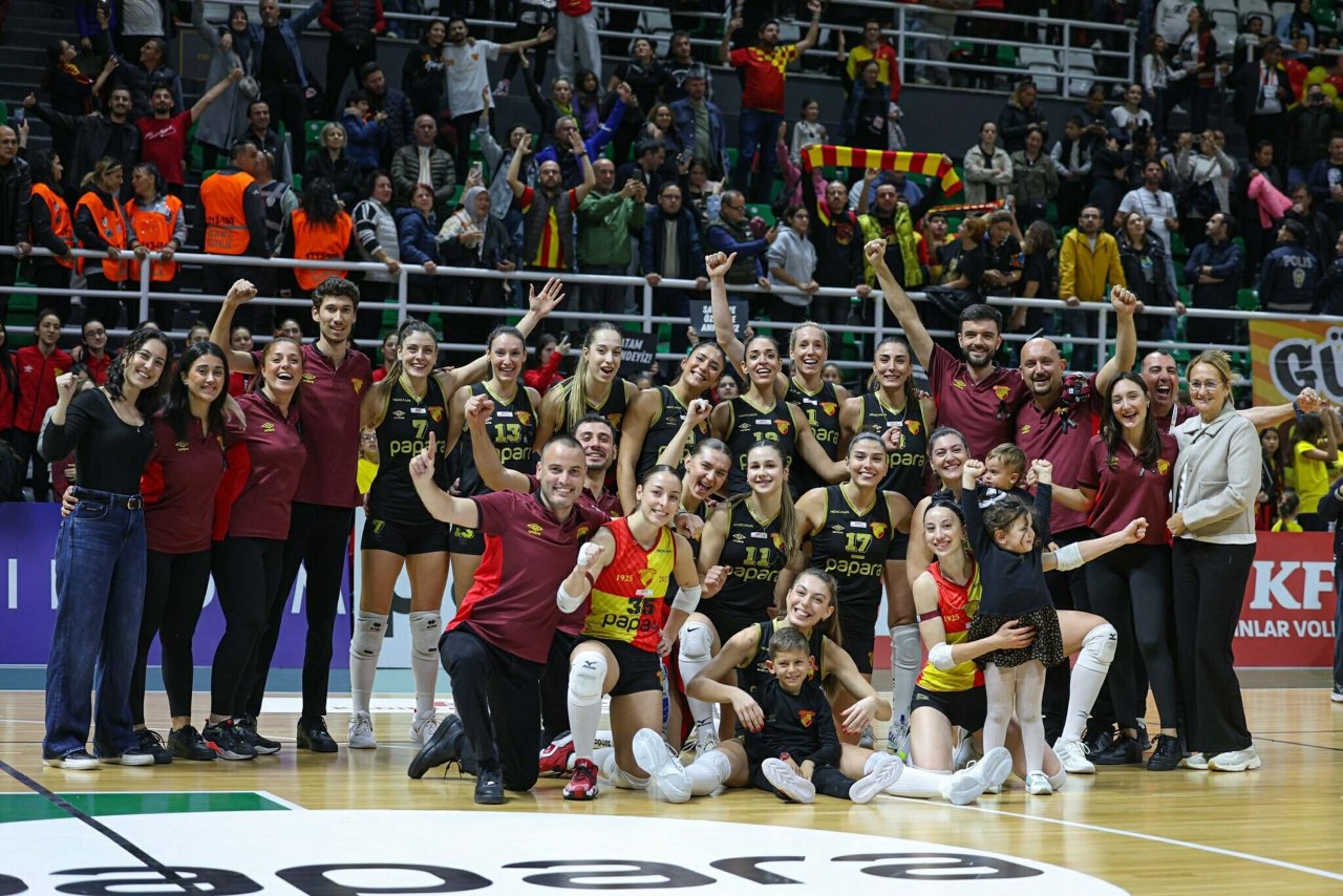 voleybolda-gozler-izmir-derbisinde-420872-124138.jpg