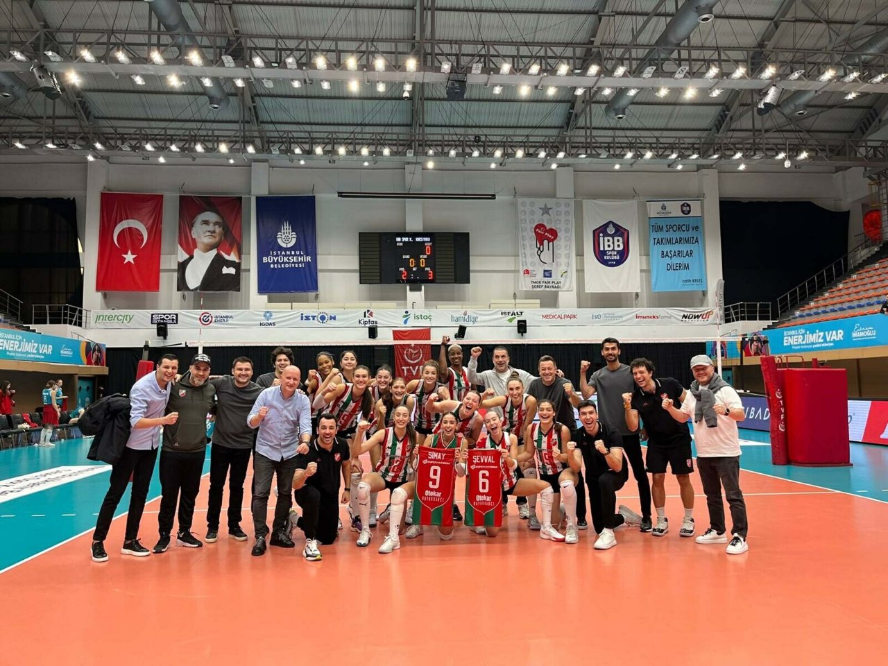 voleybolda-gozler-izmir-derbisinde-420873-124138.jpg