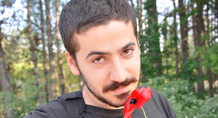 ali-ismail-korkmaz-kirmizi-cicek-kokluyor.jpg