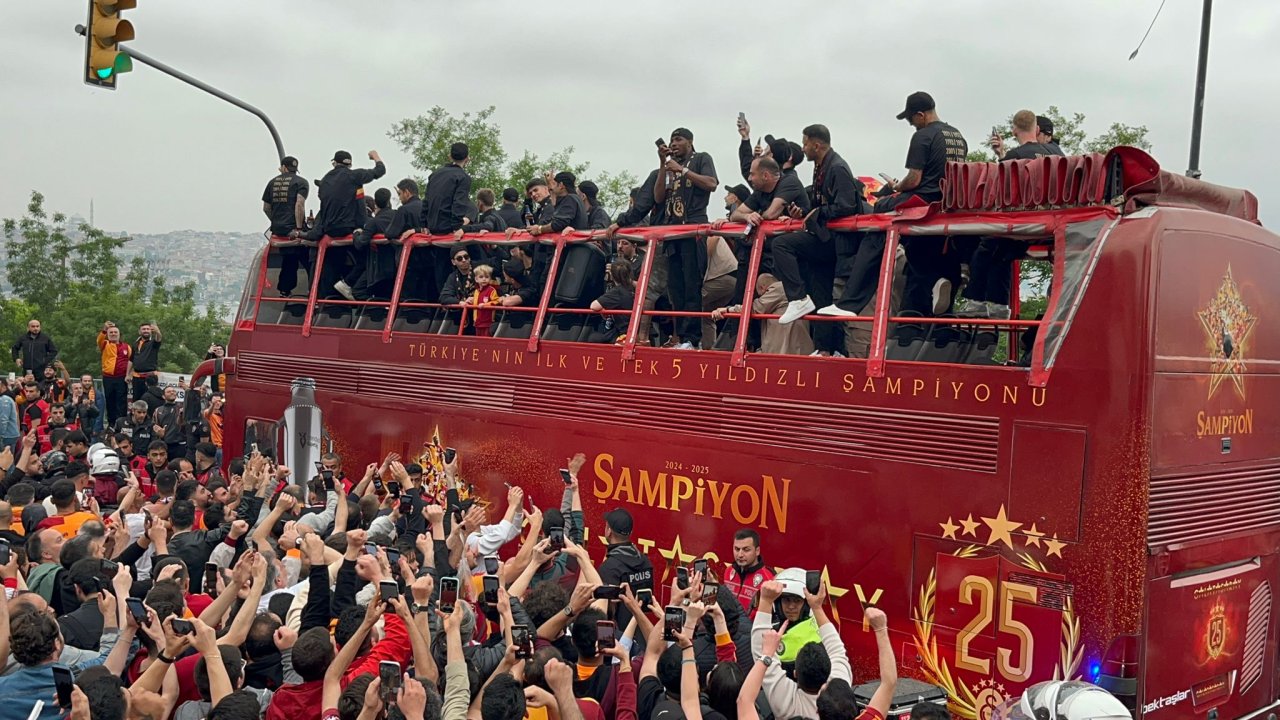 galatasaray-takim-otobusu-yenikapiya-ha-732048-216259.jpg